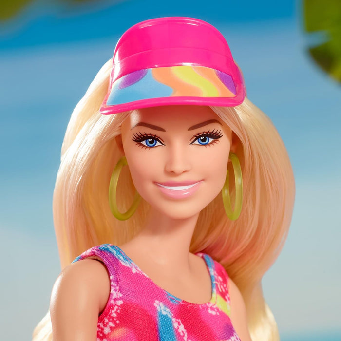 Barbie La película Margot Robbie Muñeca de la película Coleccionable, Patinadora con Mallas, Pantalones Cortos de Ciclista y Patines en línea, HRB04