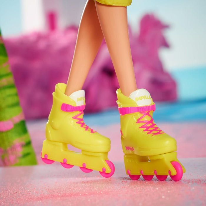 Barbie La película Margot Robbie Muñeca de la película Coleccionable, Patinadora con Mallas, Pantalones Cortos de Ciclista y Patines en línea, HRB04