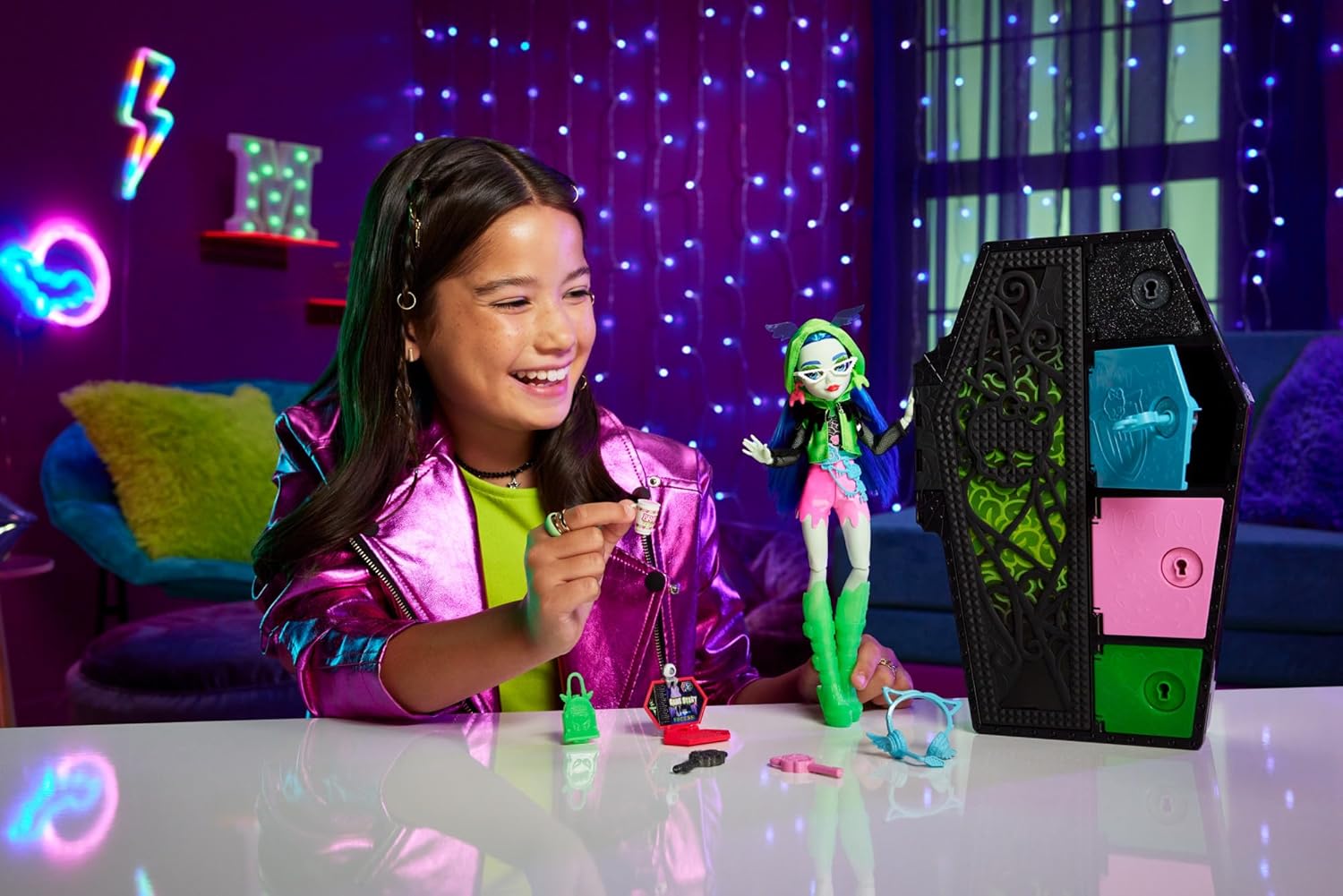 Monster High Skulltimate Secrets Neon Frights Ghoulia Muñeca con Armario y 15 Accesorios Sorpresa, Brilla en la Oscuridad, Juguete +4 años (Mattel HNF81