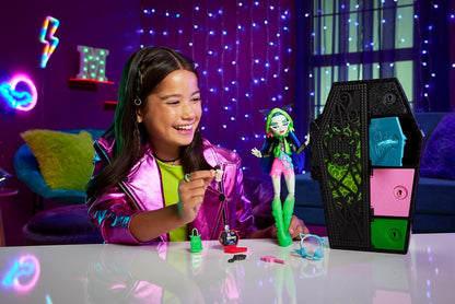 Monster High Skulltimate Secrets Neon Frights Ghoulia Muñeca con Armario y 15 Accesorios Sorpresa, Brilla en la Oscuridad, Juguete +4 años (Mattel HNF81