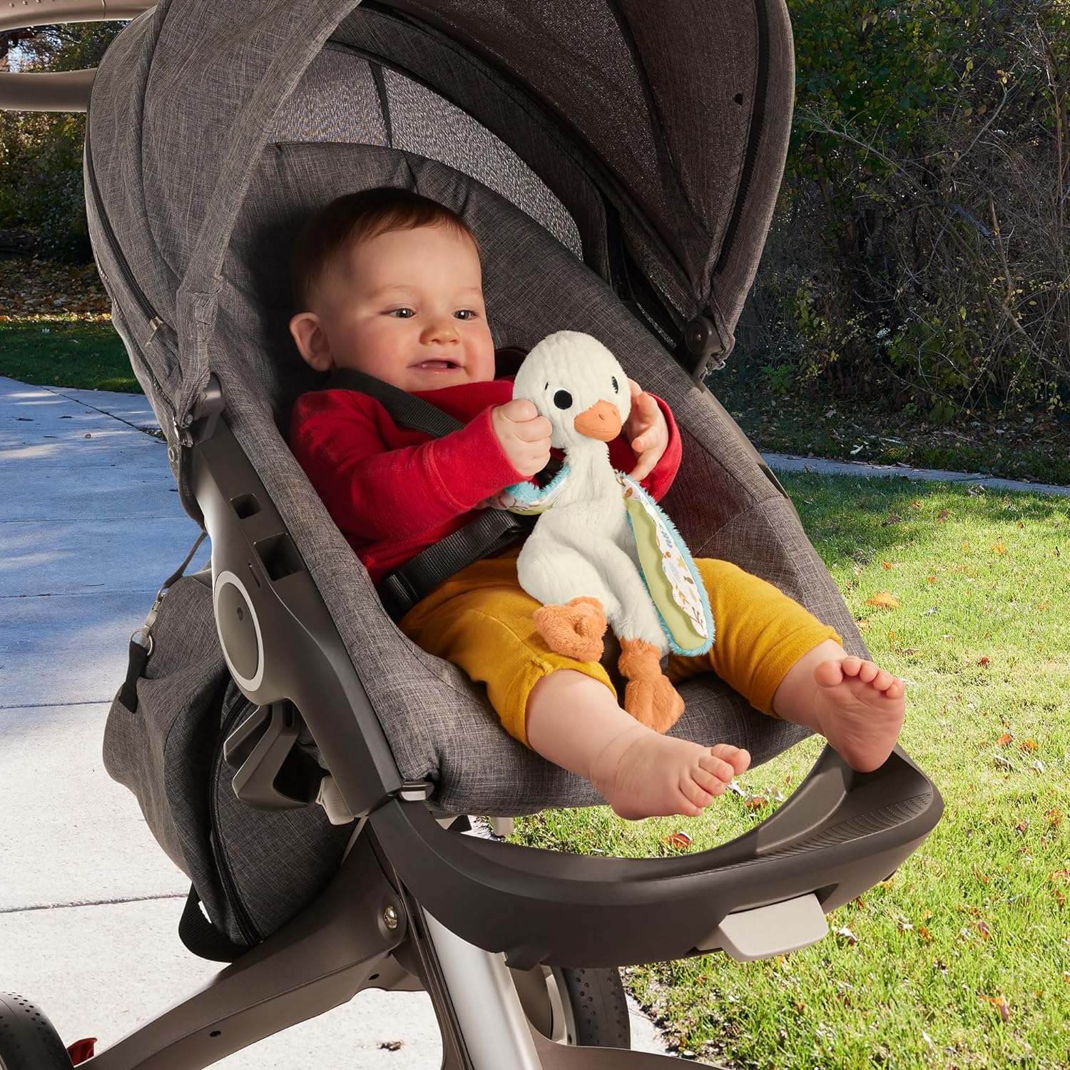 Fisher-Price Baby Sensory Toy Snuggle Up Goose Plush Toy with Jingles for Newborns, Machine Washable, HRB16