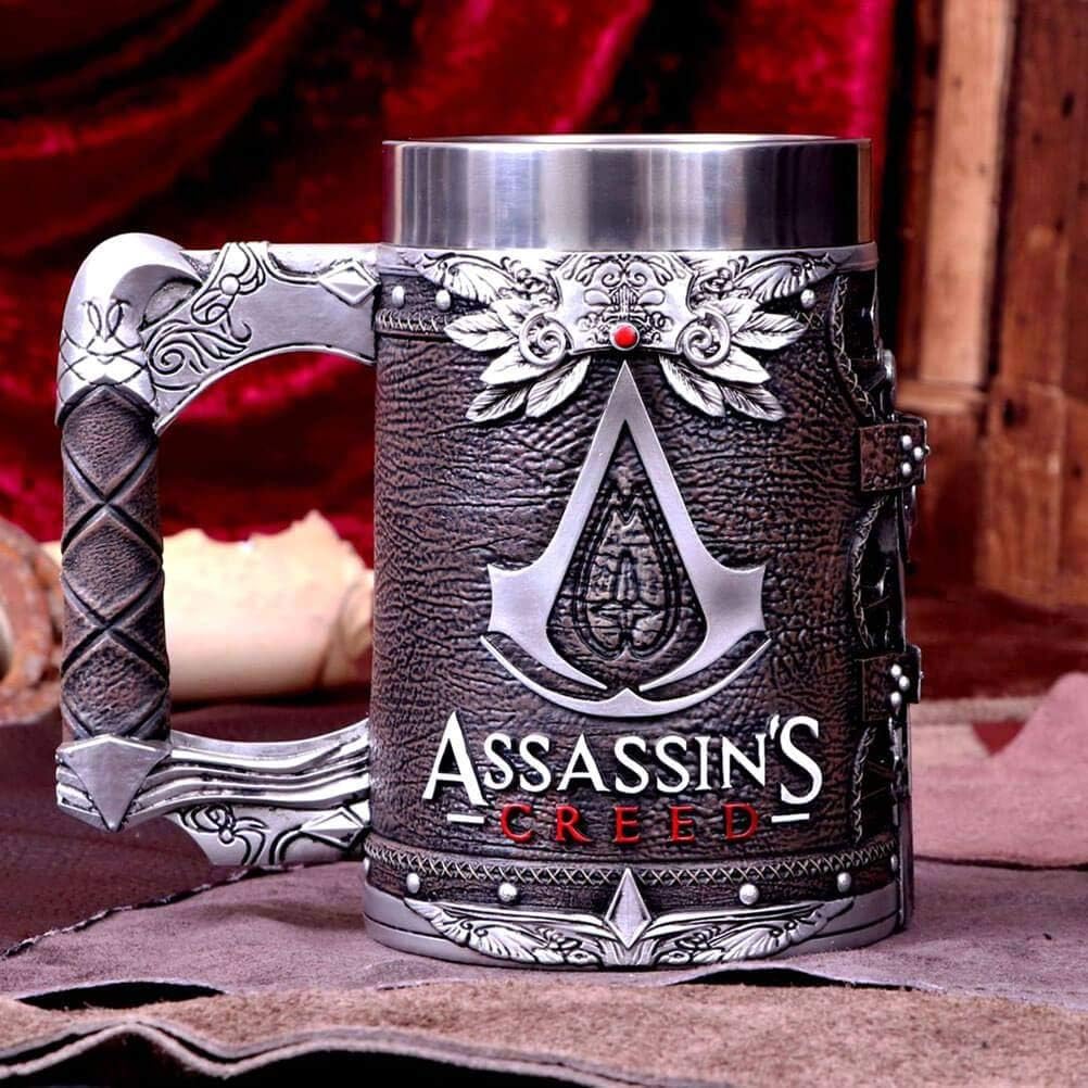 Nemesis Now - Boccale con licenza ufficiale Assassins Creed Brotherhood Brown con lama nascosta, in resina, 15,5 cm