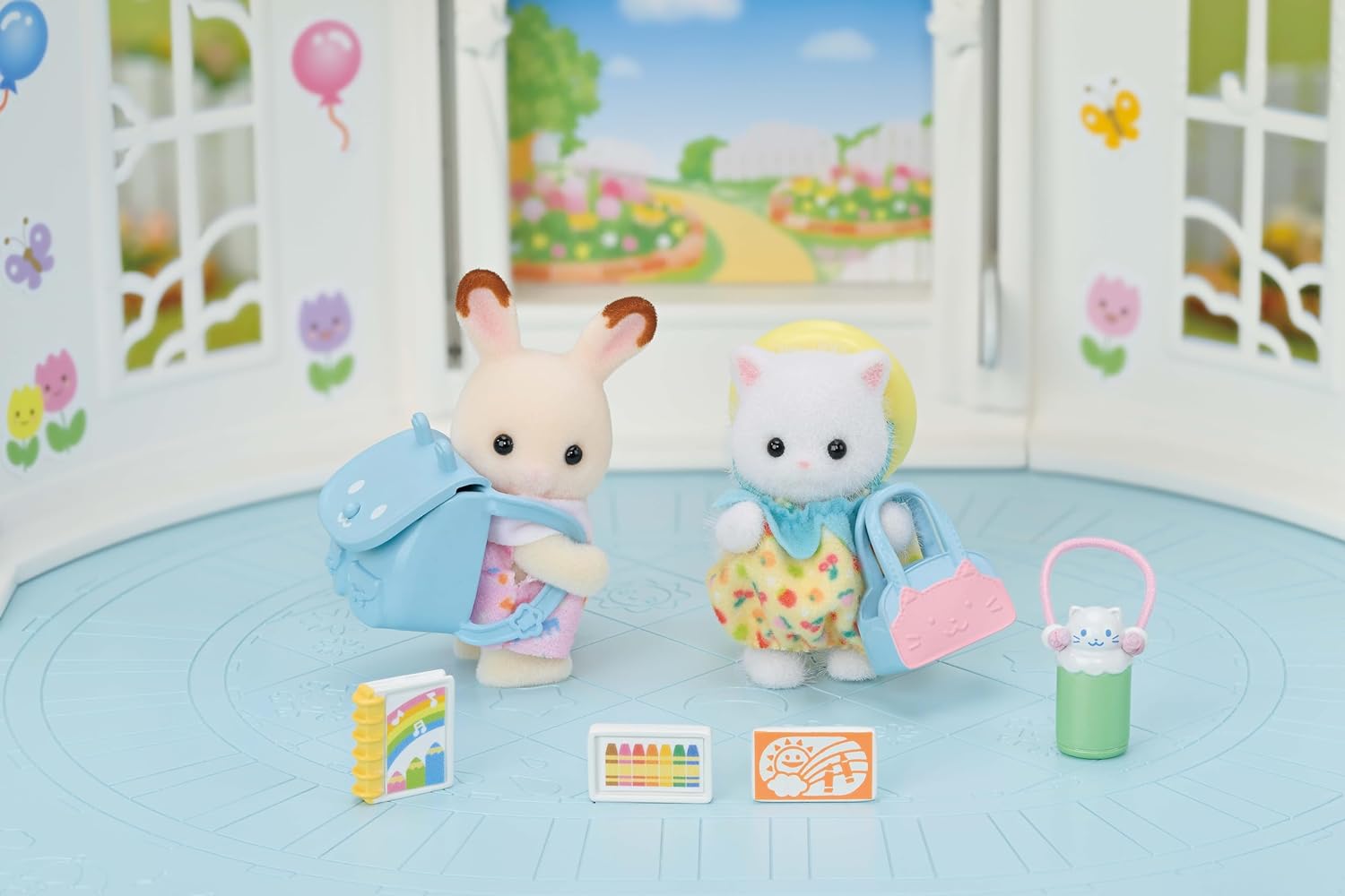 Sylvanian Families - Amici dell'Asilo - A Passeggio – Set di 2 Bebè con Zaino, Cappello e Accessori – Modello 5747