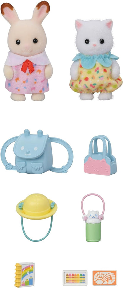 Sylvanian Families - Amici dell'Asilo - A Passeggio – Set di 2 Bebè con Zaino, Cappello e Accessori – Modello 5747
