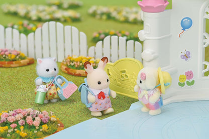 Sylvanian Families - Amici dell'Asilo - A Passeggio – Set di 2 Bebè con Zaino, Cappello e Accessori – Modello 5747