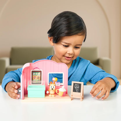 BlueY Mini Playsets Ice Cream Shop Playset | Incluye Figura de Bingo articulada y Accesorios
