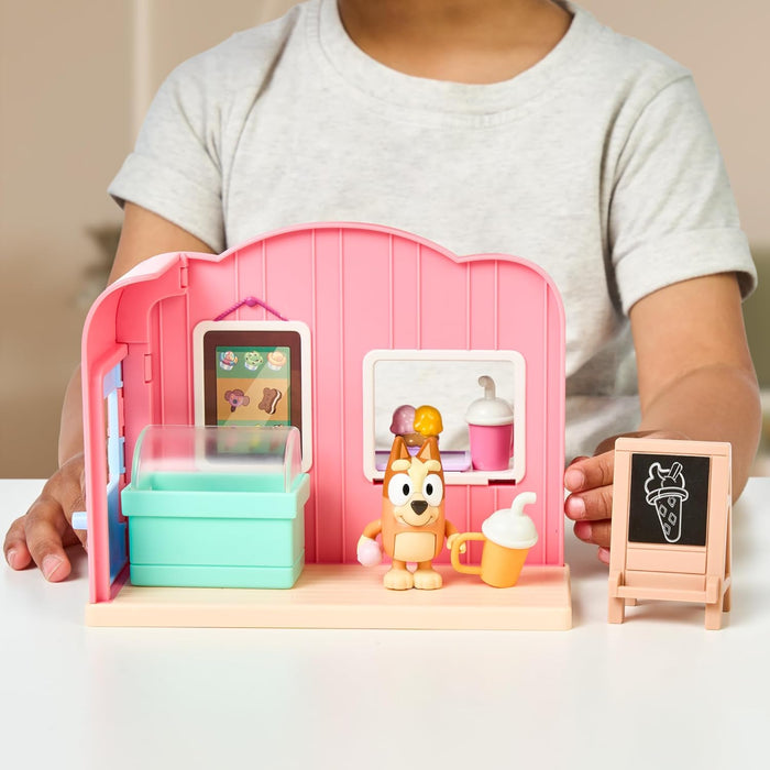 BlueY Mini Playsets Ice Cream Shop Playset | Incluye Figura de Bingo articulada y Accesorios