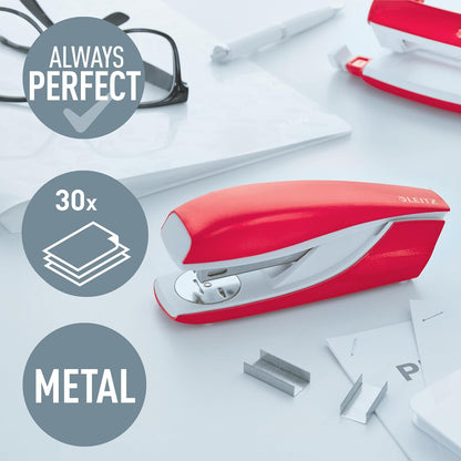 Leitz WOW Grapadora Roja, Hasta 30 Hojas a la Vez, Cuerpo Metálico Ergonómico, Incluye 200 Grapas, Gama WOW, Grapadora Metálica, 55021026