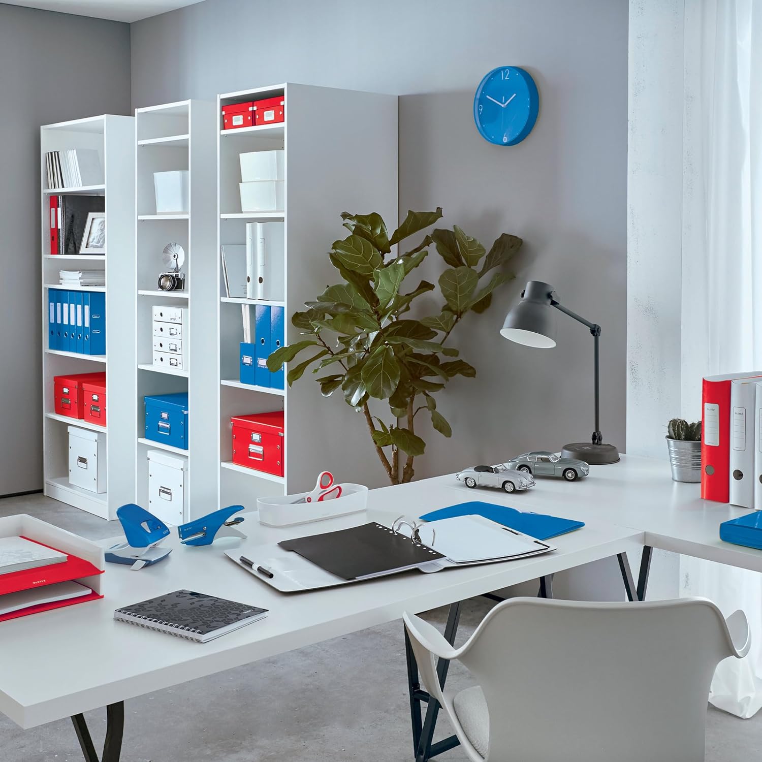 Leitz WOW Grapadora Roja, Hasta 30 Hojas a la Vez, Cuerpo Metálico Ergonómico, Incluye 200 Grapas, Gama WOW, Grapadora Metálica, 55021026