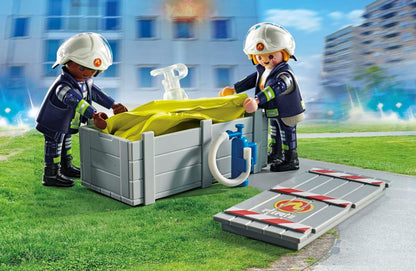 PLAYMOBIL Action Heroes 71465 Feuerwehrleute mit Luftkissen, Lebensretter im Einsatz, mit zahlreichen Extras wie Helmen, Megafon und Feuerlöscher, detailreiches Spielzeug für Kinder ab 4 Jahren