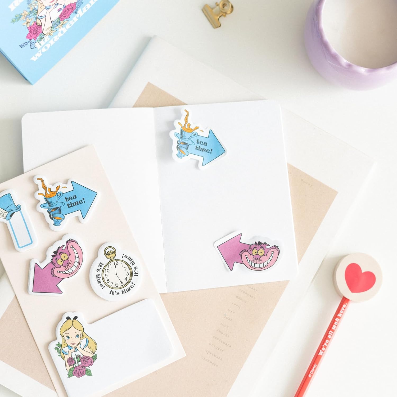 Grupo Erik Schreibwaren Disney Alice im Wunderland Kugelschreiber Bleistift mit Radiergummi - Federmäppchen Groß - Büroklammern - 4 Textmarker - Notizzettel Klebend Disney Fanartikel