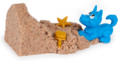 Kinetic Sand Dog House - with 170 g Magic Beach Sand, 1 Dog Figure and Accessories for Creative Indoor Sand Play Fun, for Children from 3 Years