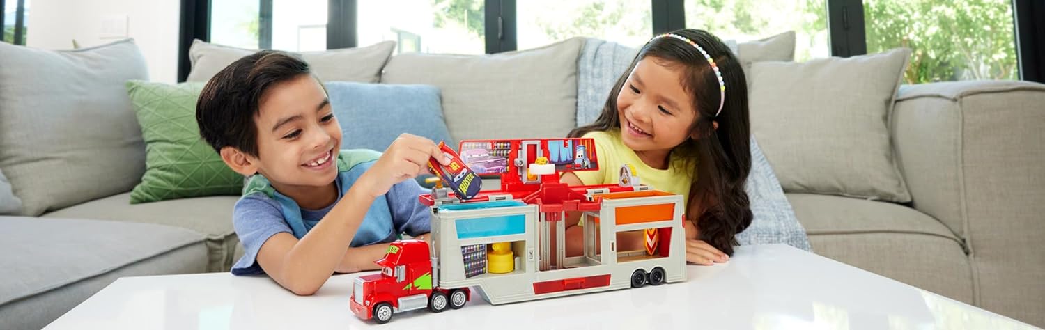 Mattel Disney and Pixar Cars Transforming Truck & Toy Car Playset, Color Changers Paint Shop Mack with Detachable Cab, Color Change Lightning McQueen & Accessories, HPD82