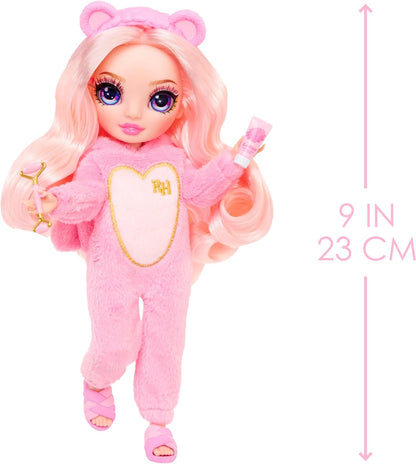 Rainbow High Junior High PJ Party - Bella (Roze) - 22 cm Beweegbare Pop met Zachte Onesie, Slippers en Speel Accessoires - Kinderspeelgoed - Geweldig voor Leeftijden 4-12 Jaar