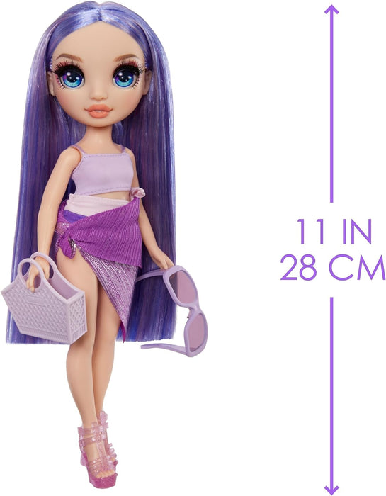 RAINBOW HIGH Swim & Style - Violeta (Morado) - Muñeca de 28 cm con Envoltorio Brillante y +10 Estilos - Traje de Baño Extraíble, Sandalias, Accesorios de Juego - para Niños y Niñas de 4-12 Años