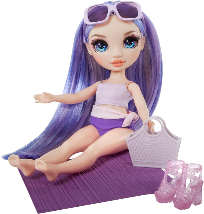 RAINBOW HIGH Swim & Style - Violeta (Morado) - Muñeca de 28 cm con Envoltorio Brillante y +10 Estilos - Traje de Baño Extraíble, Sandalias, Accesorios de Juego - para Niños y Niñas de 4-12 Años