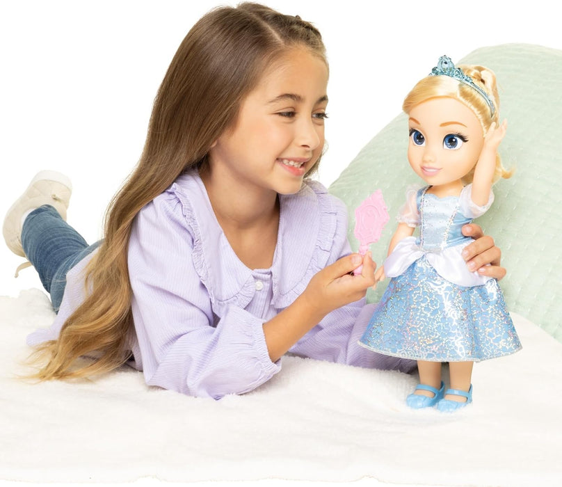 Disney Princess – bambola 38 cm di Cenerentola, con i suoi abiti iconici arricchiti da dettagli glitterati, tiara scintillante e scarpette coordinate, i suoi occhi brillano