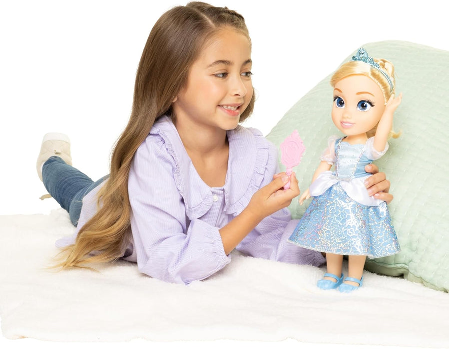 Disney Princess – bambola 38 cm di Cenerentola, con i suoi abiti iconici arricchiti da dettagli glitterati, tiara scintillante e scarpette coordinate, i suoi occhi brillano