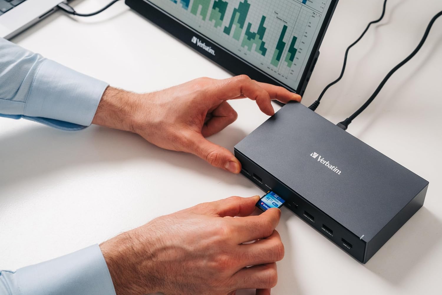 Verbatim USB-C Pro Docking Station, 17 in 1, adattatore multiporta a HDMI 4K e 8K, USB-A e USB-C, PD 100 W, AUX, lettore di schede per Mac/Windows Laptop e Co