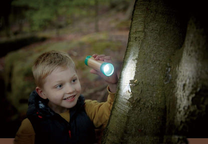 Hape Nature Fun Hand-Taschenlampe zum Kurbeln aus Bambus und pflanzlichem Kunststoff, mit Tasche, ab 4 Jahre