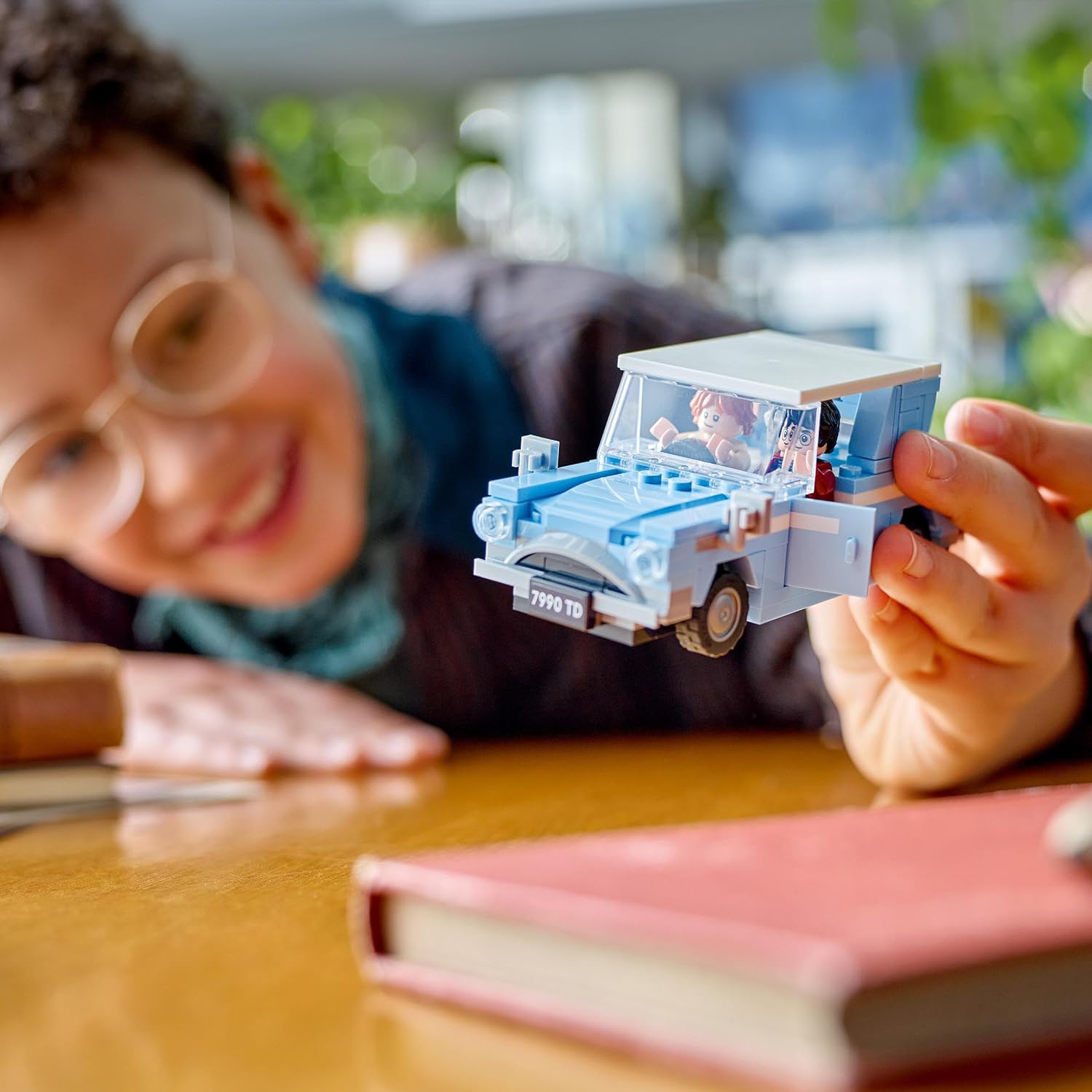 LEGO Harry Potter Flying Ford Anglia Car Toy for 7 Plus Year Old Kids, Boys & Girls, Buildable Model with Ron Weasley Character Minifigure and Hedwig the Owl Figure, Wizarding World Gifts 76424
