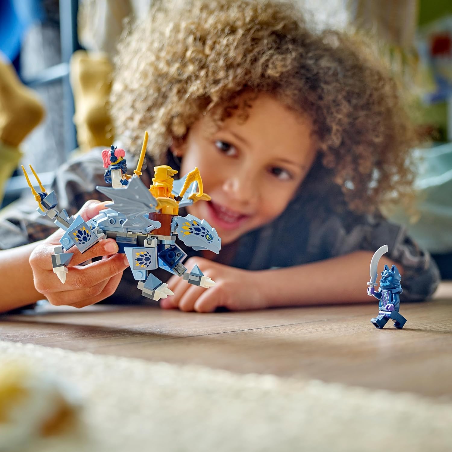 LEGO NINJAGO Riyu der Babydrache, Drachen-Spielzeug mit 3 Mini-Figuren, baubares Ninja-Spielzeug für 6-jährige Jungs und Mädchen, actionreiches Geschenk für Kinder 71810