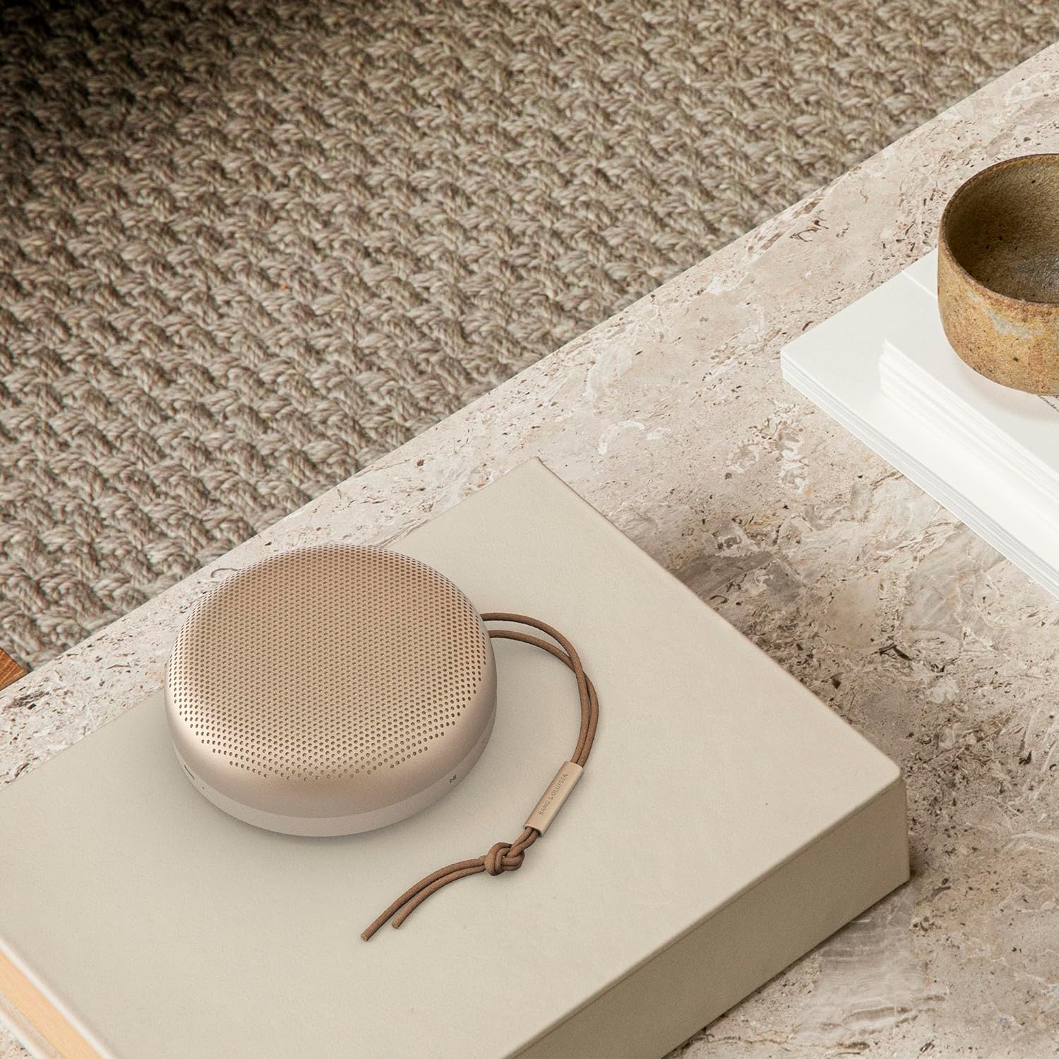 Bang & Olufsen Beosound A1 (2e generatie) draagbare waterdichte bluetooth-luidspreker met microfoon, Gold Tone Goud
