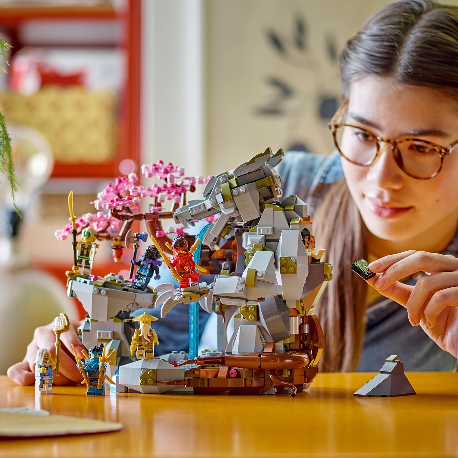LEGO NINJAGO Drachenstein-Tempel Drachen-Spielzeug mit 6 Ninja-Figuren, großes Set zum Bauen, Spielen und Ausstellen, Geschenk zum Geburtstag für Jungs und Mädchen ab 13 Jahren 71819