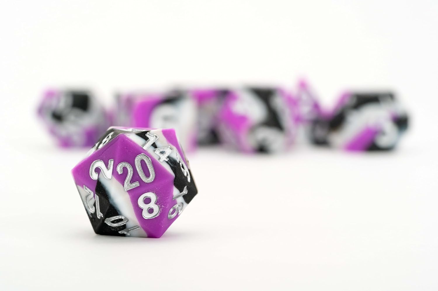 FanRoll by Metallic Dice Games - Set di dadi in gomma siliconica con bordo affilato, 16 mm, asessuali