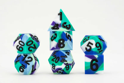 FanRoll by Metallic Dice Games - Set di dadi in gomma siliconica con bordo affilato, 16 mm, per uomini gay