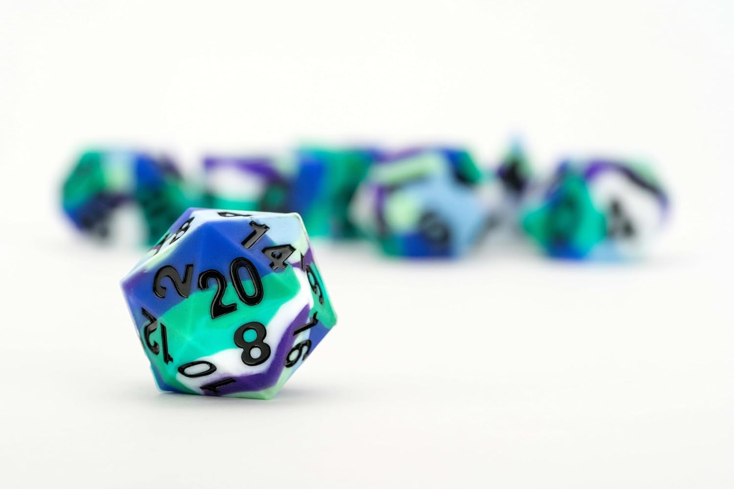 FanRoll by Metallic Dice Games - Set di dadi in gomma siliconica con bordo affilato, 16 mm, per uomini gay