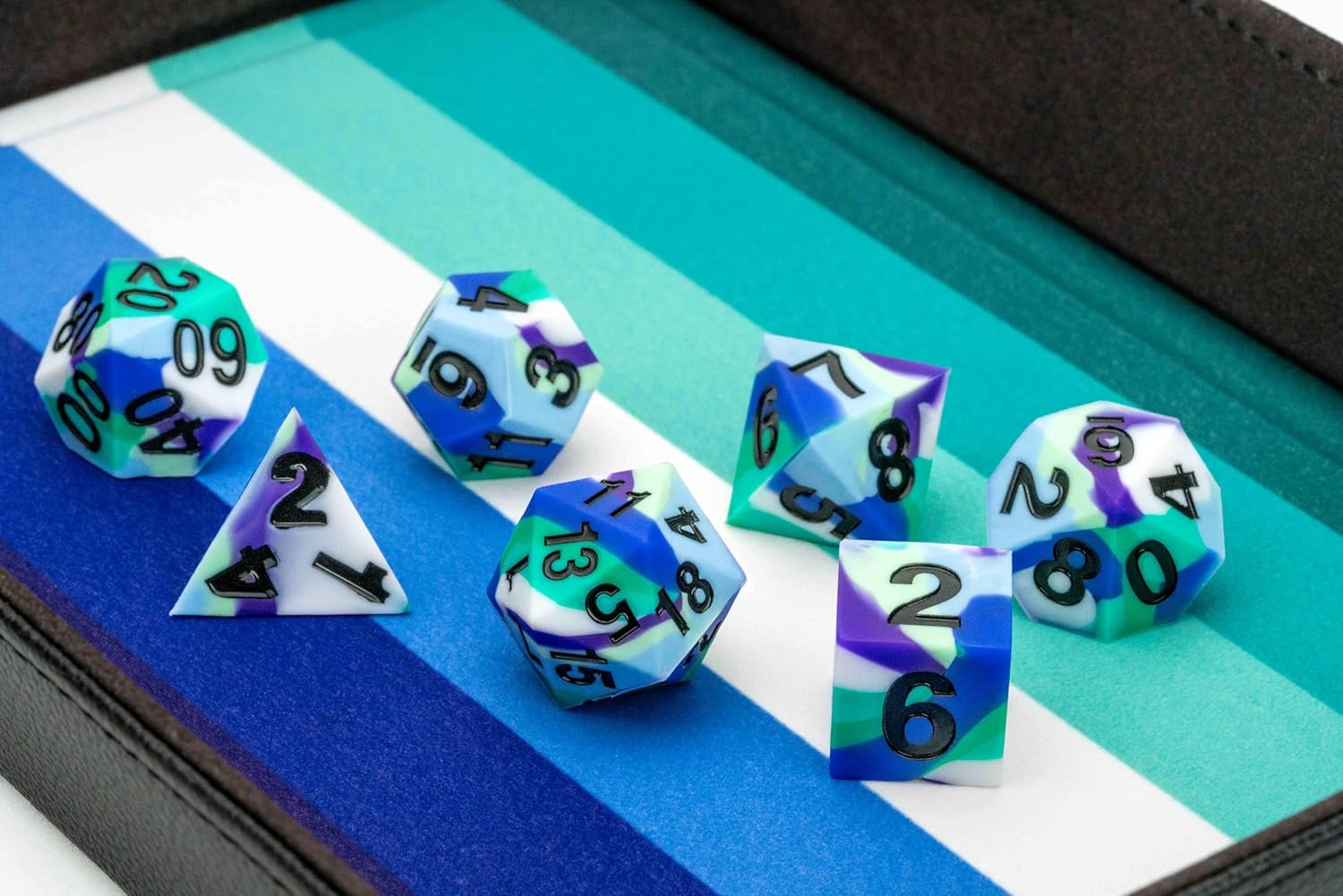 FanRoll by Metallic Dice Games - Set di dadi in gomma siliconica con bordo affilato, 16 mm, per uomini gay