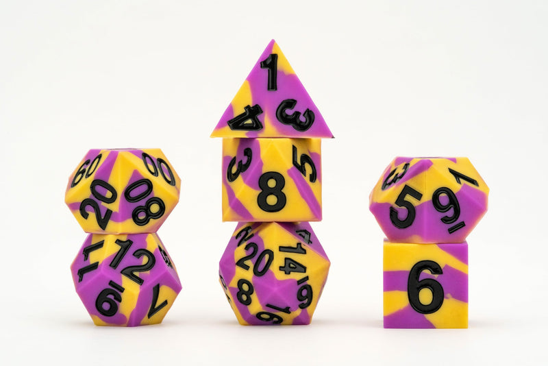FanRoll by Metallic Dice Games - Set di dadi in gomma siliconica con bordo affilato, 16 mm, intersessuali