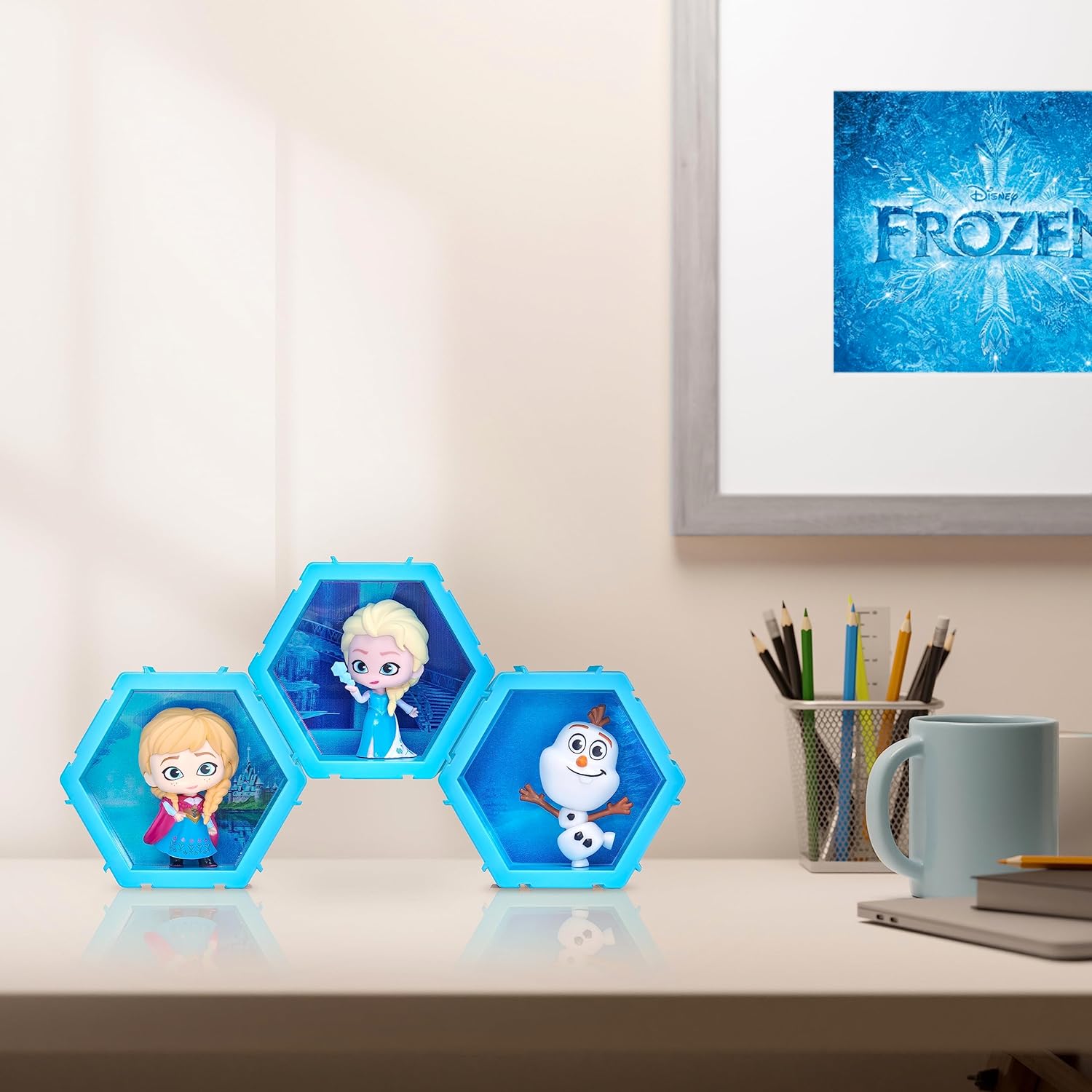 WOW! PODS - 4D Disney Elsa, Unique Connectable Collectable Bobble-head figure that Bursts from their World into Yours, Wall or Shelf Display, Disney Toys and Gifts, Series 1 no. 425