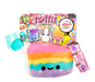 Fluffie Stuffiez Petite Peluche à Collectionner - Cake - Déballage Surprise - Peluche DIY Câline Super Douce de la Famille Treats - Jeu Tactile et Fidget - Pour les Enfants de 4 Ans et Plus