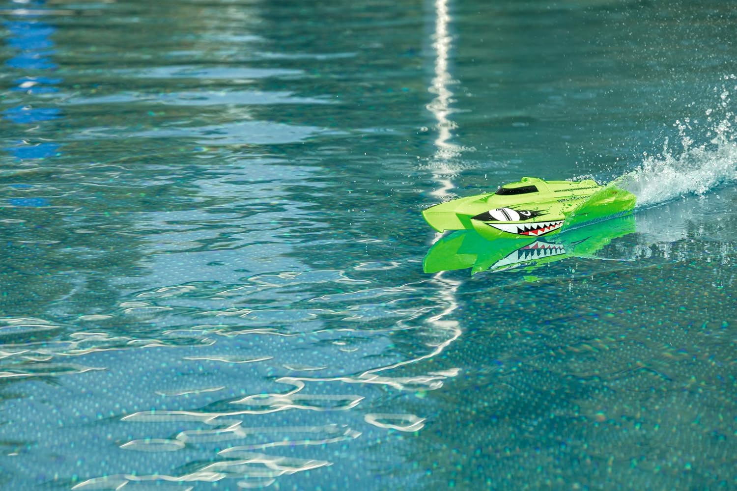 Carson 108025 Boot 500108025 – Race Shark FD 2.4G 100% Children from 8 Years, RC Boat RTR, Green