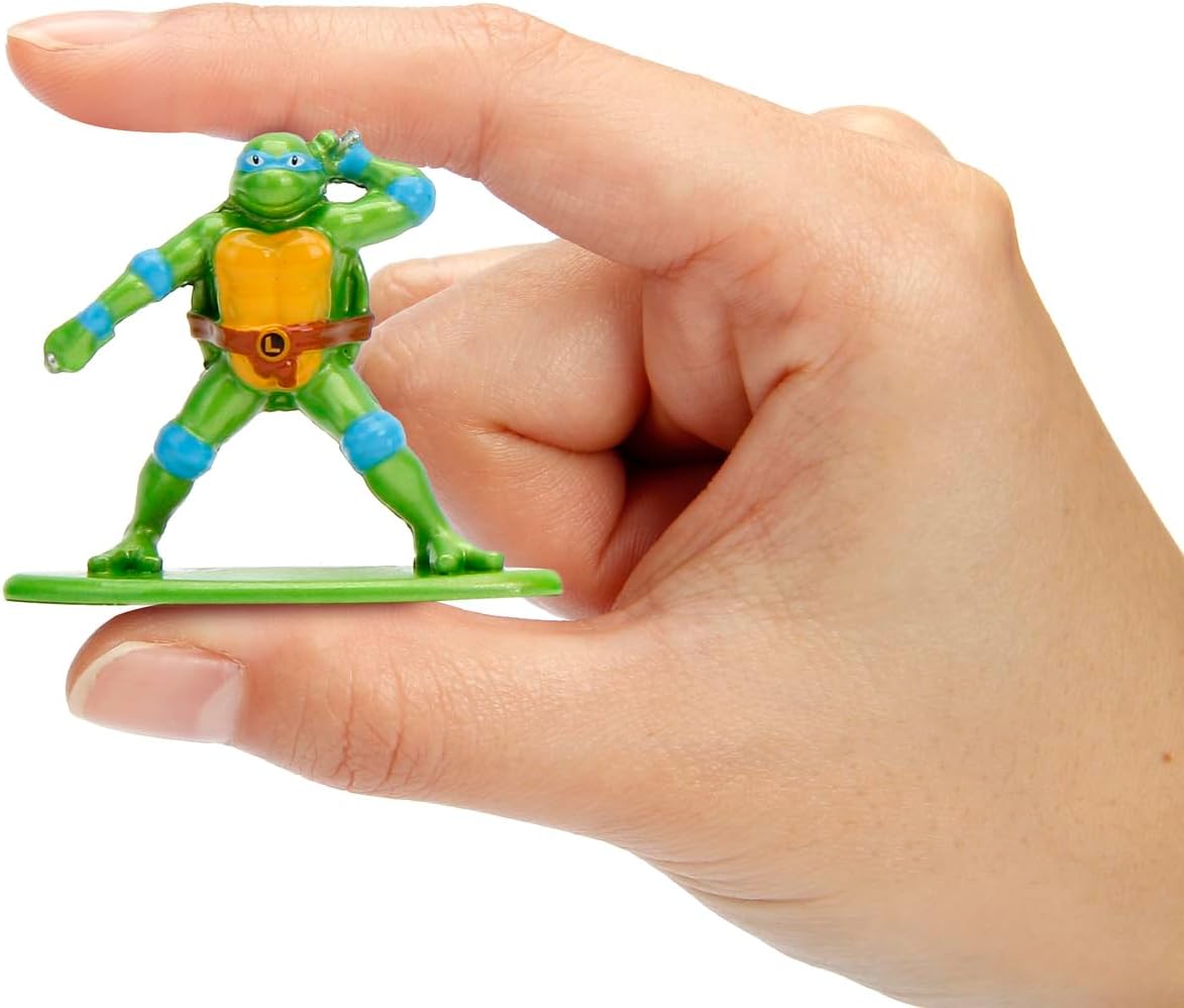 Jada Toys Ninja Turtles Nano Scene Turtle Lair (30 x 25 cm) - Telón de Fondo para coleccionar Figuras de Juguete (Incluye 4 Tortugas Ninja Mutantes Adolescentes de Metal y Accesorios de Juego, a