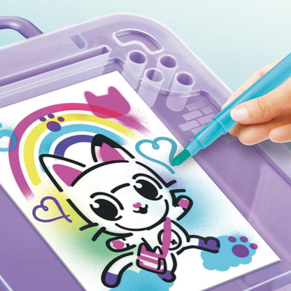 Canal Toys 110241 La Casa Muñecas Gabby-Maletín de actividades con Spray electrónico, plantillas y rotuladores Dollhouse-Activity Case with Electronic, Stencils and Markers, Violet