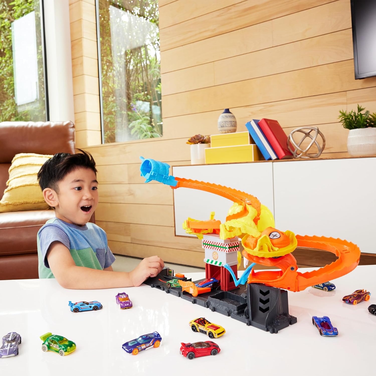 Hot Wheels City Toy Car Track Set, Pizza Slam Cobra Attack, Snake Tail Spiral Track with Randomizer, 1 Vehicle in 1:64 Scale, HTN81