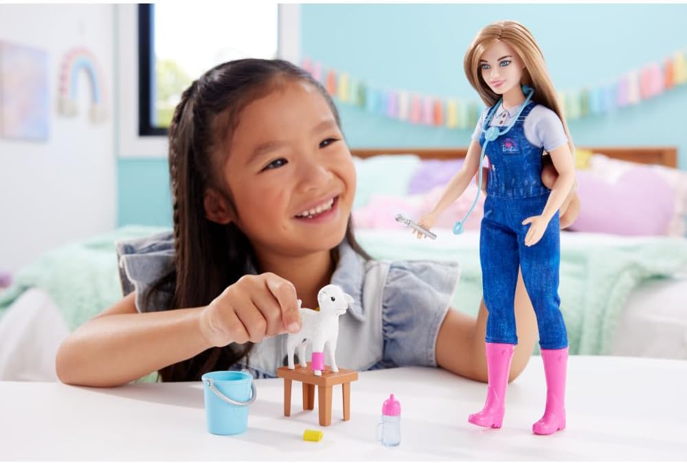 Barbie Tú Puedes ser Muñeca Rubia Profesiones Veterinaria de Granja con Oveja y Accesorios, 65 Aniversario, Juguete +3 años (Mattel HRG42
