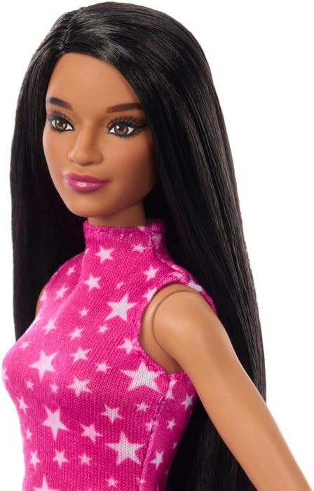 Barbie Fashionistas Muñeca n. 215, muñeca de moda coleccionable del 65 aniversario con pelo negro liso, top rosa con estampado de estrellas y una falda iridiscente - Para niños y niñas + 3 años, HRH13