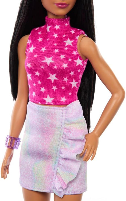 Barbie Fashionistas Muñeca n. 215, muñeca de moda coleccionable del 65 aniversario con pelo negro liso, top rosa con estampado de estrellas y una falda iridiscente - Para niños y niñas + 3 años, HRH13
