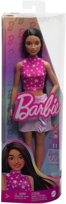 Barbie Fashionistas Muñeca n. 215, muñeca de moda coleccionable del 65 aniversario con pelo negro liso, top rosa con estampado de estrellas y una falda iridiscente - Para niños y niñas + 3 años, HRH13