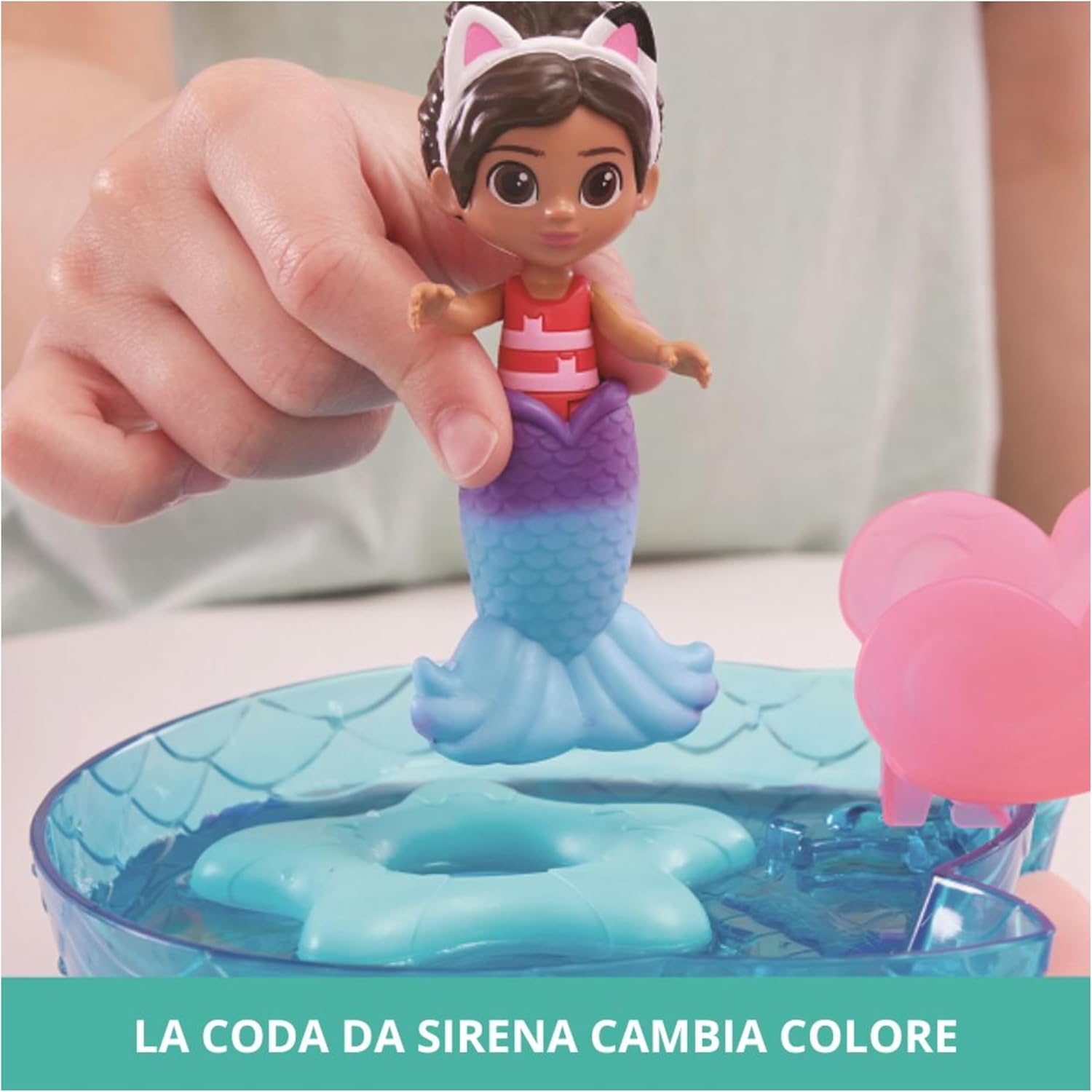 Gabby's Dollhouse, La Piscina di Gabby con Personaggio di Gabby e di Siregatta, Personaggi Cambiano Colore a Contatto con l’Acqua, Giocattoli per Bambini, 3+ Anni