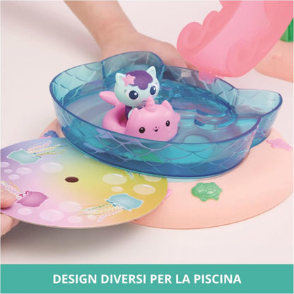 Gabby's Dollhouse, La Piscina di Gabby con Personaggio di Gabby e di Siregatta, Personaggi Cambiano Colore a Contatto con l’Acqua, Giocattoli per Bambini, 3+ Anni