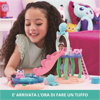 Gabby's Dollhouse, La Piscina di Gabby con Personaggio di Gabby e di Siregatta, Personaggi Cambiano Colore a Contatto con l’Acqua, Giocattoli per Bambini, 3+ Anni