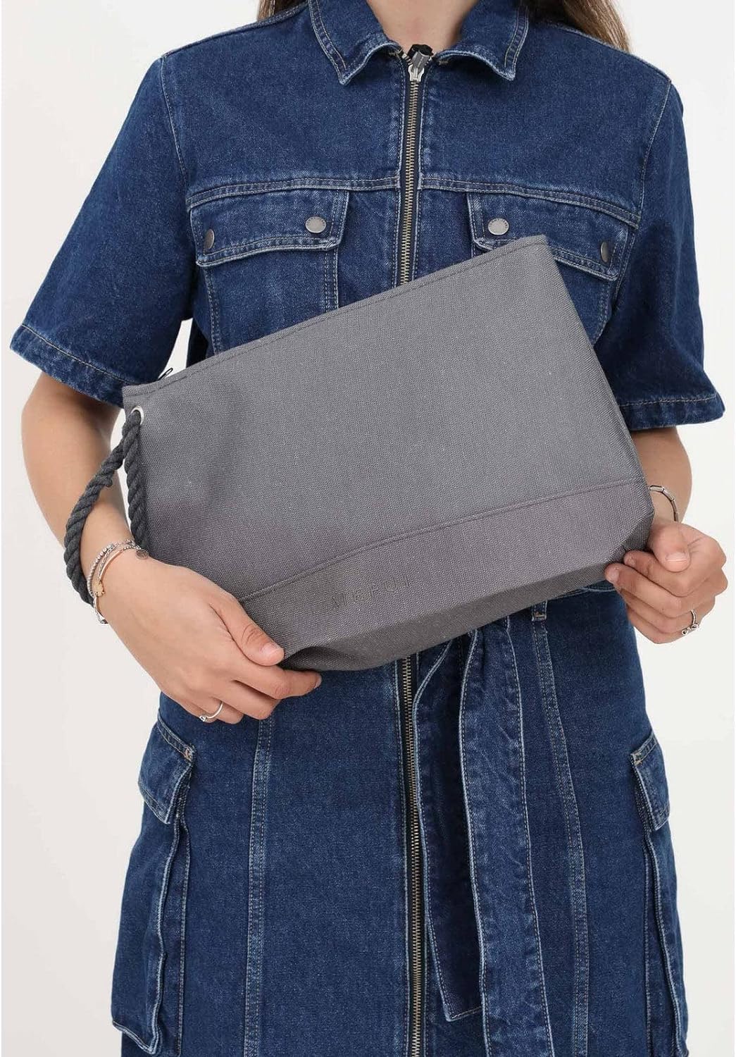 ME FUI Sacs Femmes Gris Maxi pochette couleur unie avec broderie logo Taille unique