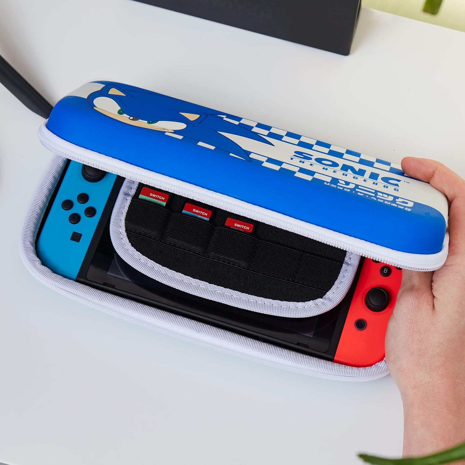 Numskull Hartschalen-Reisekoffer für Nintendo Switch und OLED Modell 2021 Konsole - Passt für 10 Spiele und Switch-Zubehör Sonic The Hedgehog