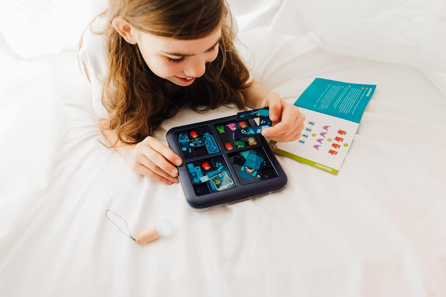 SmartGames - Monsters Hide & Seek, Puzzle Game with 60 Challenges, 6+ Years