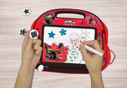 LEXIBOOK, Miraculous Ladybug Cat Noir, Tablero de Dibujo magnético mágico Multicolor, Juguete Creativo artístico para niñas y niños, Lápiz óptico y Sellos, Rojo/Negro, CRMI550